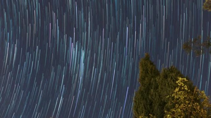 恒星绕着极星移动。夜空中星迹的时间流逝。4K