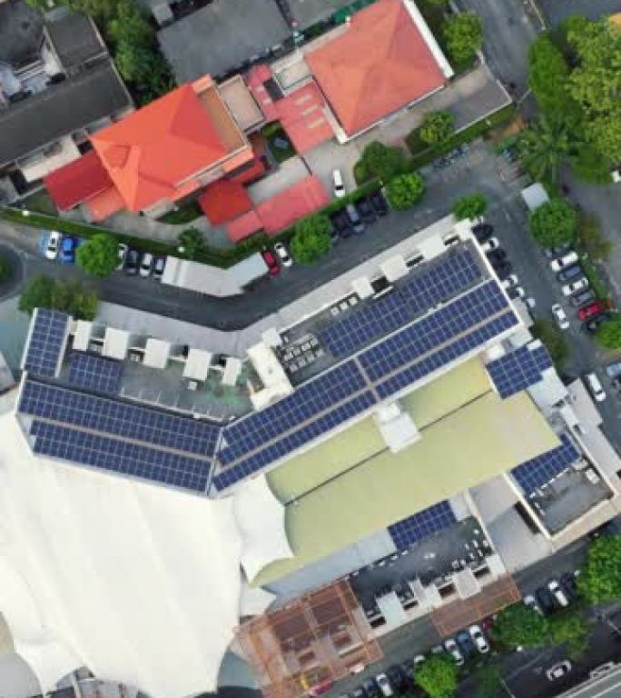城市建筑物顶部太阳能电池板的鸟瞰图
