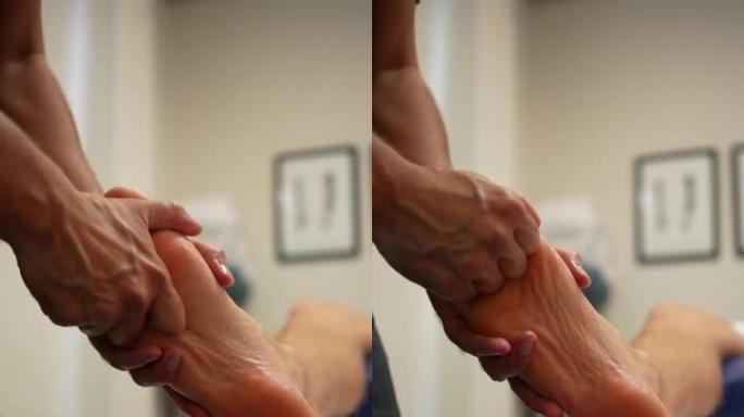 理疗师在理疗按摩中给客户脚底，运动恢复