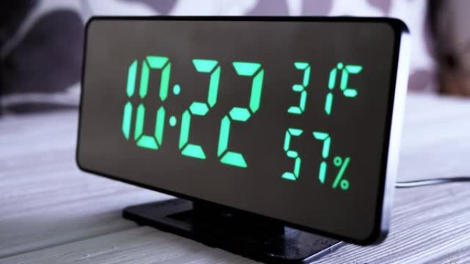 数字时钟在绿色显示上午10:22上显示时间、温度、空气湿度