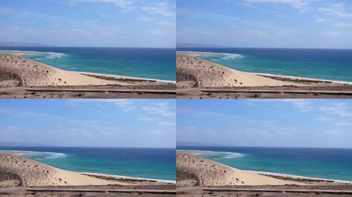 无人机飞越富埃特文图拉的暗示性海岸: 蓝色的大海，海滩，旅游业