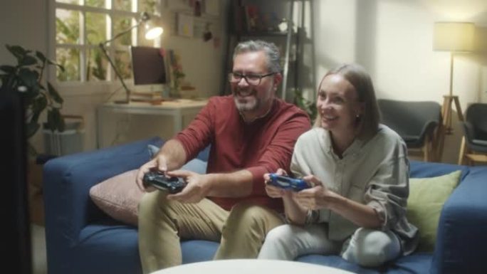 家庭夫妇在家玩游戏机游戏