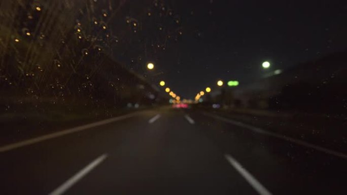 雨夜在高速公路上行驶