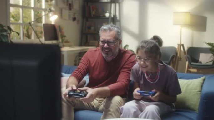 在家和爸爸玩电子游戏的女孩