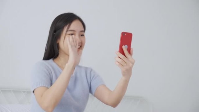 年轻的亚洲女性使用智能手机与朋友在线视频会议，女商人使用视频通话与智能手机，商业和通信概念的社交网络