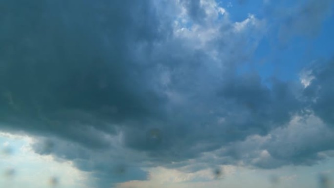 时间流逝。下雨之前或之后的雷云。黑暗的暴风云会改变形状。