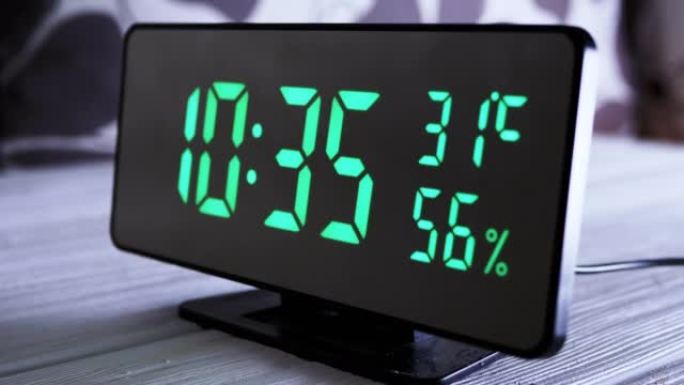数字时钟在绿色显示上午10:35上显示时间、温度、空气湿度