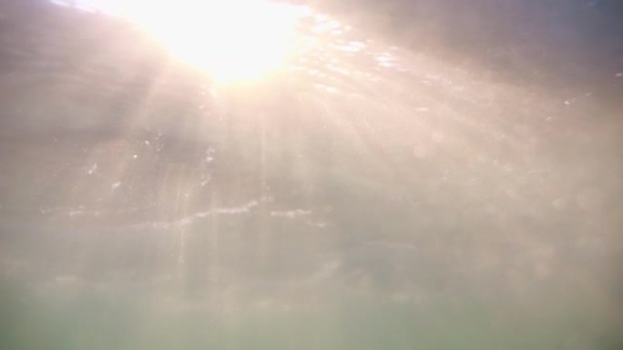 太阳的光线穿透了水面。水面上方耀眼的太阳。完美的背景。版本4