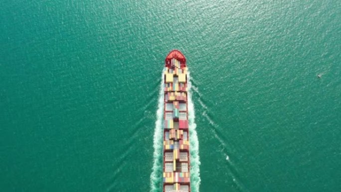 鸟瞰集装箱货船全速与海上承运人集装箱，用于商务物流，进出口，运输或货运。