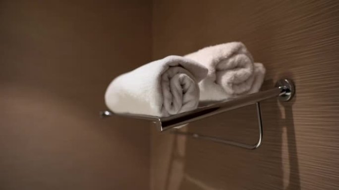 夫妇用白色干净毛巾可以在酒店浴室使用