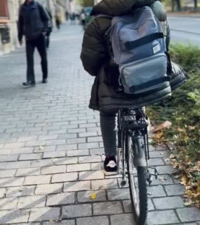 少年骑自行车上学