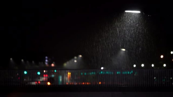 夜间大雨中的桥梁和路灯
