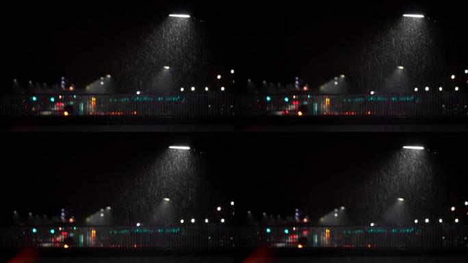 夜间大雨中的桥梁和路灯