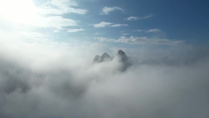 桂林阳朔大雾日大雾景观的空中倾斜