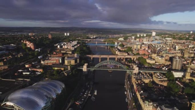 城市中心地区的现代建筑，泰恩河和盖茨黑德千禧年桥在清晨纽卡斯尔英国英格兰的空中拍摄