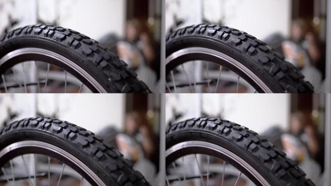 车间带辐条的黑色橡胶自行车车轮的旋转