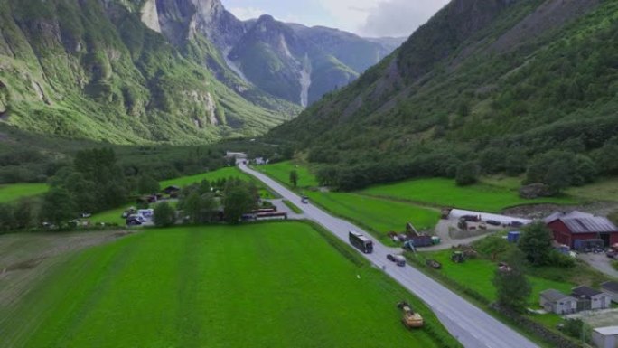 穿过挪威乡村的公路上的公共汽车的风景鸟瞰图
