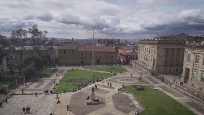 哥伦比亚共和国国会的景色，背景云，建筑广场和绿色公园