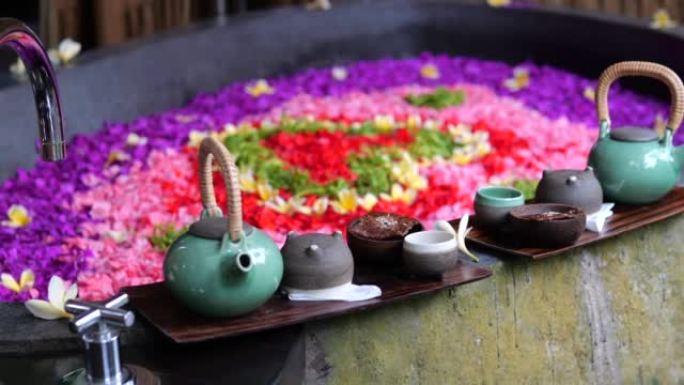 充满花瓣的石浴欢迎您来到水疗酒店，在鲜花浴中，您可以放松身心，喝绿茶或凉茶，以恢复体力和健康。水疗放