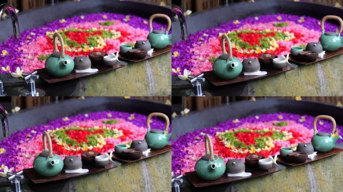 充满花瓣的石浴欢迎您来到水疗酒店，在鲜花浴中，您可以放松身心，喝绿茶或凉茶，以恢复体力和健康。水疗放