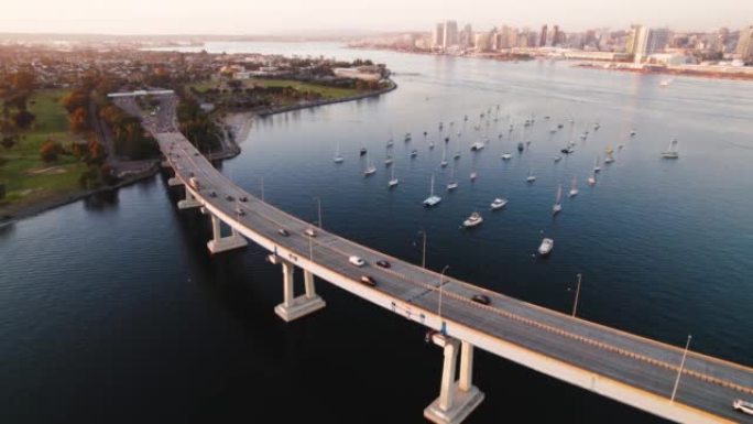 加州圣地亚哥的科罗纳多大桥在黄金时段，汽车在圣地亚哥湾过桥和船只。美利坚合众国著名城市天际线