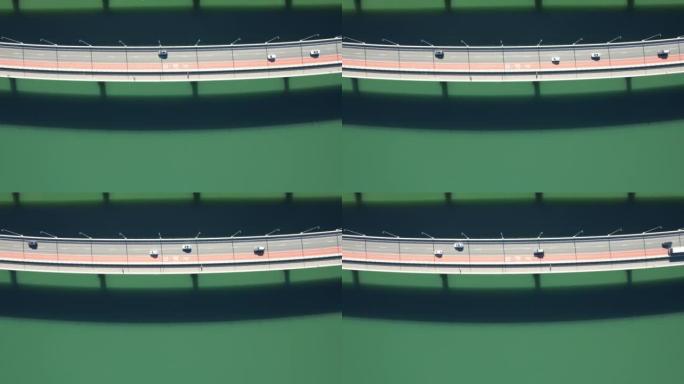 在澳大利亚Sydeny的Iron Cove桥上行驶的汽车的鸟瞰图，平静的绿色大海