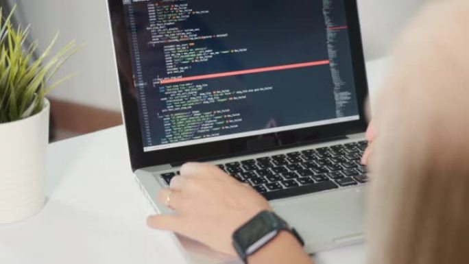 程序员女人在办公室工作场所写程序HTML代码