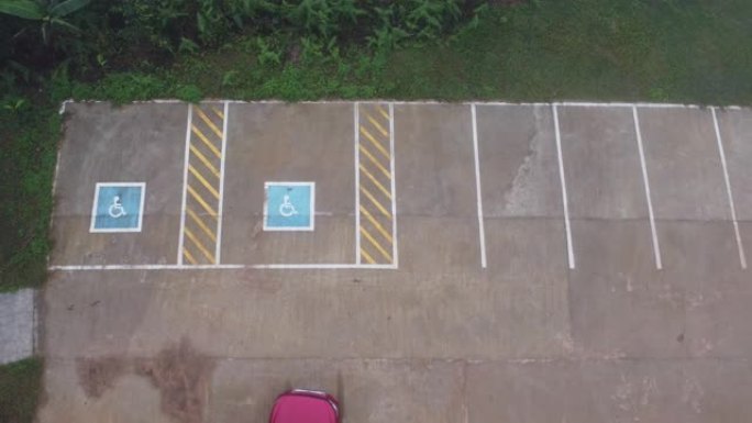 泰国旅游目的地残疾人停车位的鸟瞰图。为残疾人提供特殊场所的停车。