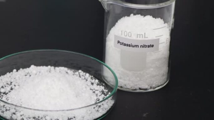 玻璃中的硝酸钾，实验室和工业中的化学物质