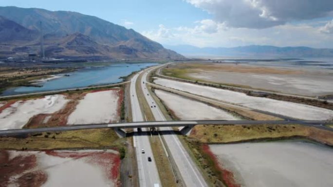 大盐湖旁的一条繁忙的高速公路