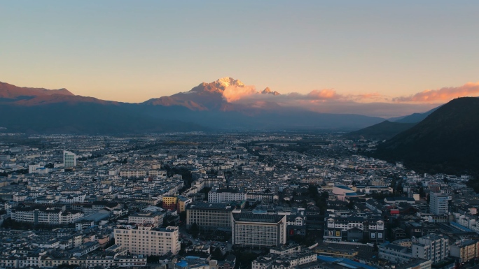 丽江古城玉龙雪山日照金山航拍延时