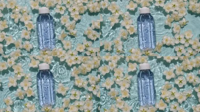 化妆品瓶，小瓶和茉莉花花瓣在水面上滴落。反射阳光和阴影的纯净水。波浪水的慢动作。设计、广告、产品