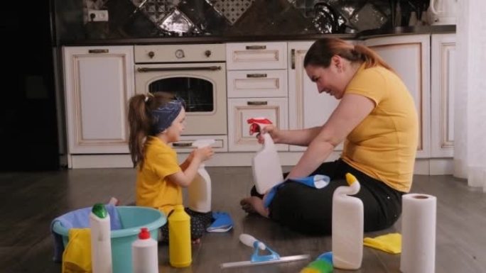 一对母女正在一起打扫房子，笑着说话。
