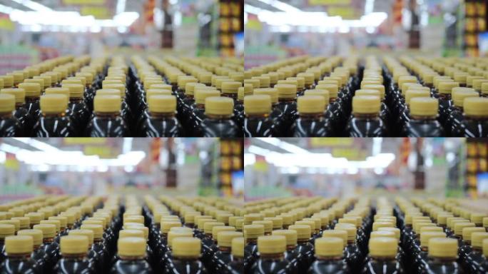 食品杂货中许多带有黄色盖子的棕色塑料瓶的水平全景，超市的背景模糊，没有人。在危机期间满负荷销售粮食。