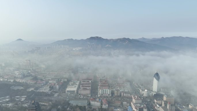 航拍平流雾下的威海市环翠区城市