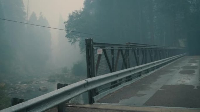 在野火的浓烟中，近距离观察孤独桥的剪影。