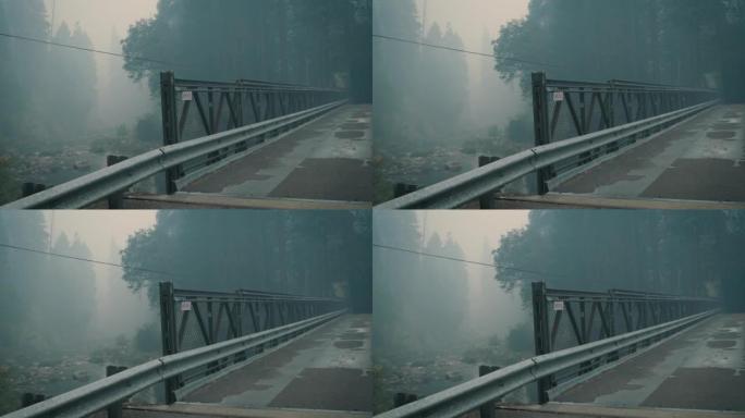 在野火的浓烟中，近距离观察孤独桥的剪影。