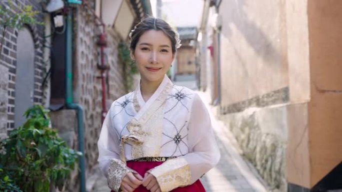 穿着韩国韩服传统服装的亚洲妇女在首尔北村韩屋村旅行