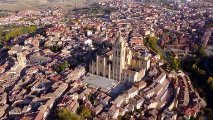 西班牙塞戈维亚城市的鸟瞰图。塞戈维亚主教座堂的景色。