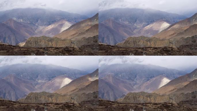 在山区景观上移动云层的4k延时镜头