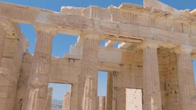 希腊雅典入口第一雅典卫城古代Propylaea柱的平移镜头