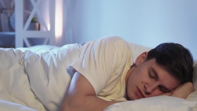 不安分的睡眠噩梦扰乱了男人的床之夜