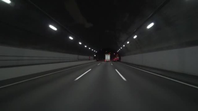 开车穿过高速公路隧道。