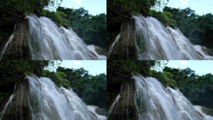 七个小拱门 (小七孔) 风景区美丽的小瀑布