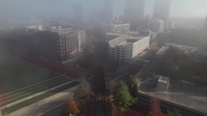 美国中西部清晨被雾和烟雾覆盖的城市和城镇建筑