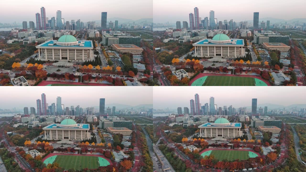 首尔: 韩国首都鸟瞰图，夕阳下现代建筑 (摩天大楼) 的Yeoui-dong天际线，秋天色彩的树叶-