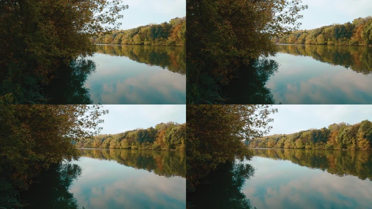 南方臭虫海岸的秋天自然。平静的河水。天空和树木的水中的倒影。乌克兰性质。南方臭虫海岸美丽的大自然。