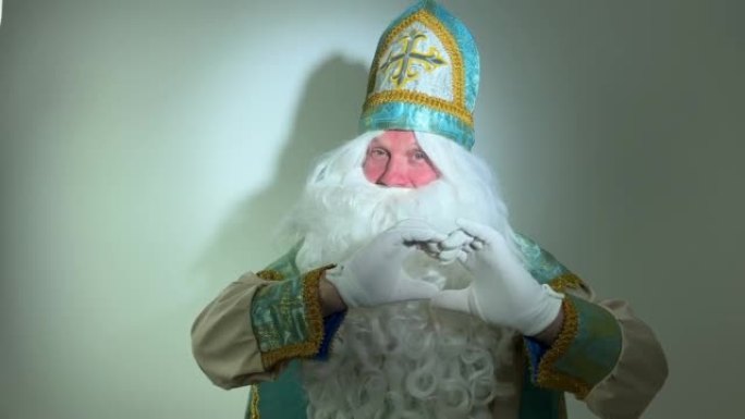 圣尼古拉斯 (st.Nicholas) 的不同积极情绪是圣诞老人的创始人，圣尼古拉斯 (st.Nic