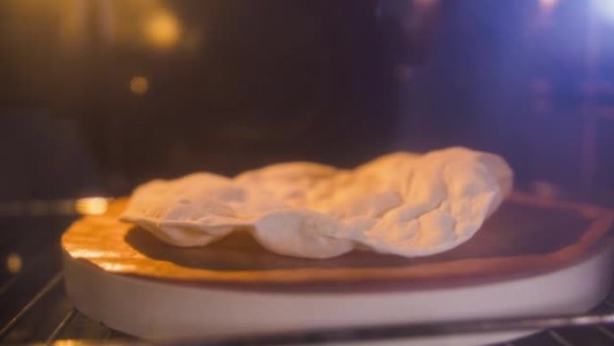 传统的皮塔饼在烤箱的砖石上烹饪，延时拍摄