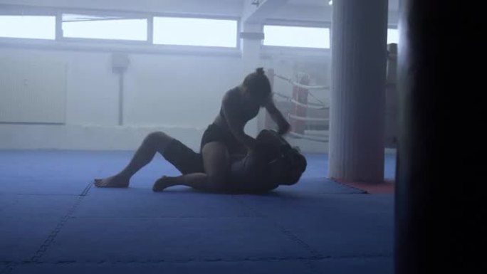 MMA男女战士锻炼，女子执行下架技术